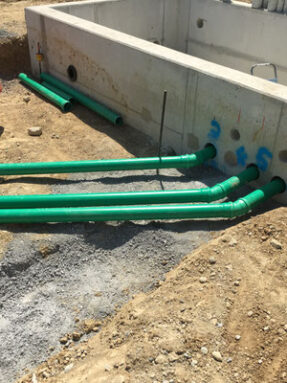 Anschluss für die Smartpondfilteranlage. Rohre die durch eine Bohrung im Betton in den Innenraum für den Filter gelangen.
