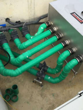 Installation eines Smartpondfilters für einen modernen Koi Teich. Für klares Wasser.