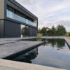 Zeigt den fertigen Teich bei einem Neubau. Der Teich ist modern und ist für Koi ausgelegt.